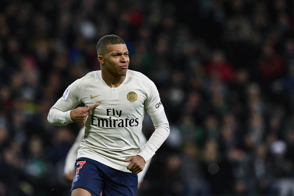 仪式感拉满！四川一高校900架无人机跨年表演